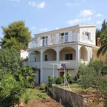 Holiday home Seaside House Mavarstica, Ciovo - 9206 *