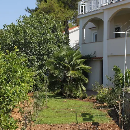 Holiday home Seaside House Mavarstica, Ciovo - 9206 *